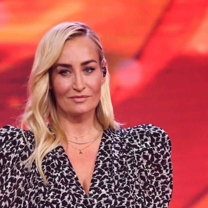 Nur im Bikini-Höschen bringt sie die Fans zum Ausrasten