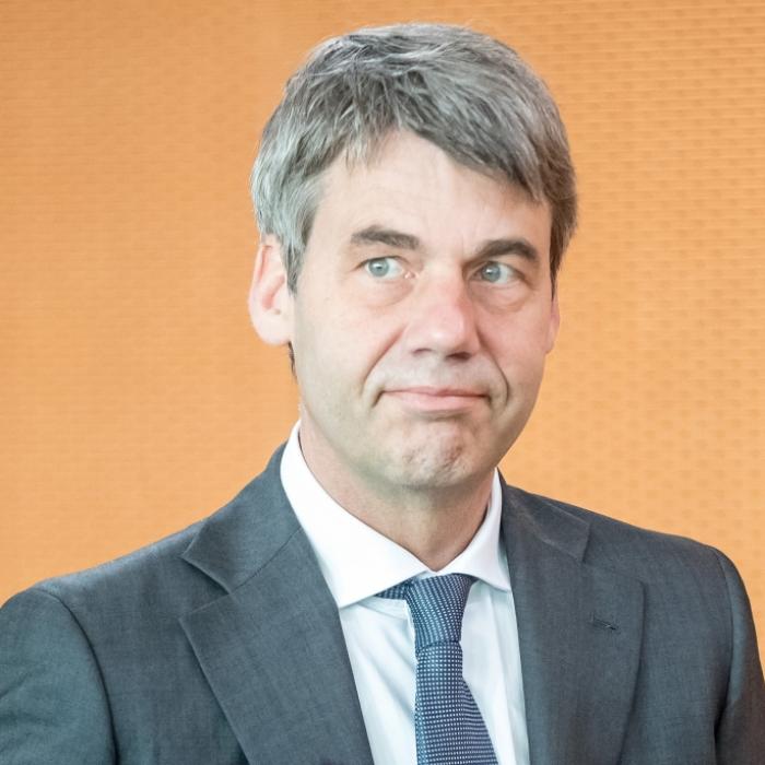 Mit 54 Jahren! Merkel-Vertrauter plötzlich gestorben