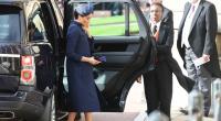 Meghan Markle entschied sich für die Hochzeit von Prinz Harrys Cousine Prinzessin Eugenie für ein elegantes Outfit in dunkelblau aus dem Hause Givenchy.