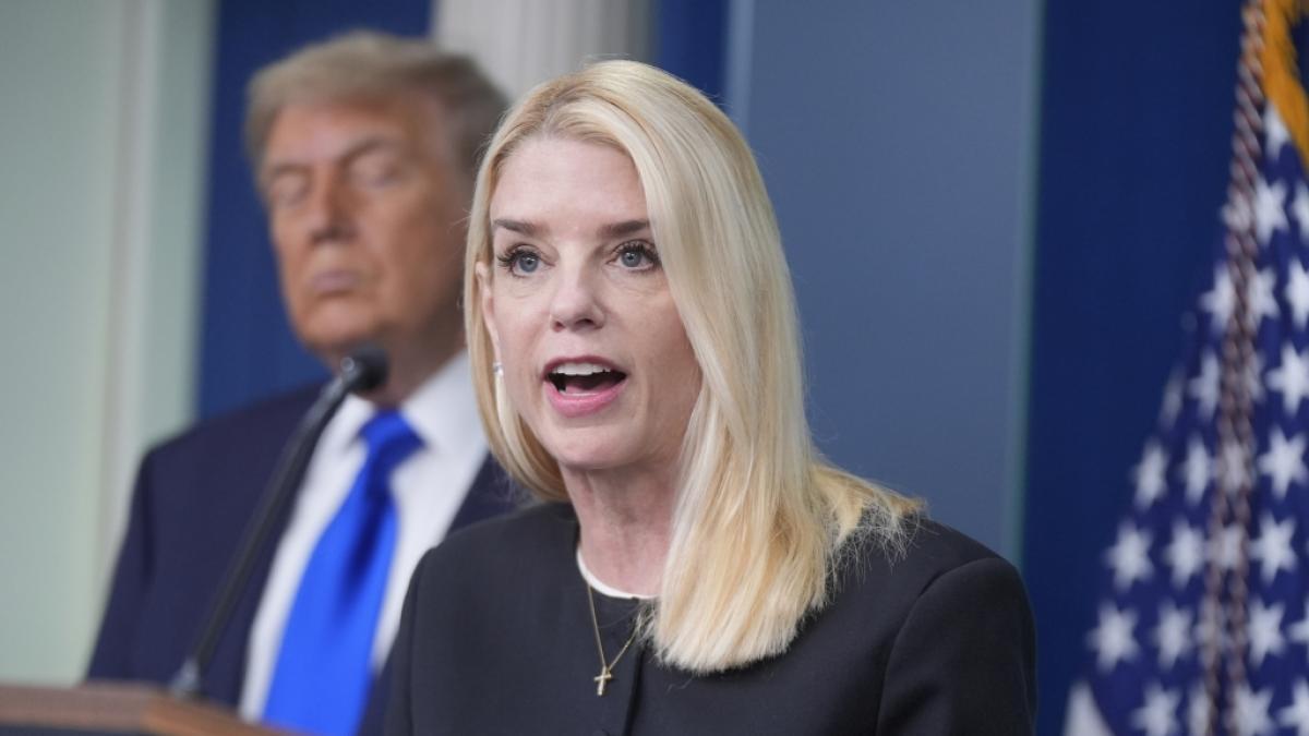 Generalstaatsanw&auml;ltin Pam Bondi hat in einer Pressekonferenz versucht zu erkl&auml;ren, warum es eine L&uuml;cke in dem ver&ouml;ffentlichten Epstein-Video aus der Haft gibt. (Foto)