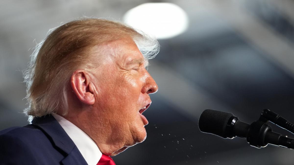 Schmink-Fauxpas vor laufenden Kameras &ndash; Trump zeigt unfreiwillig seine Br&auml;unungsgrenze. (Foto)