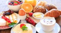 Ein reichlich gedeckter Frühstückstisch hält den Heißhunger länger fern.