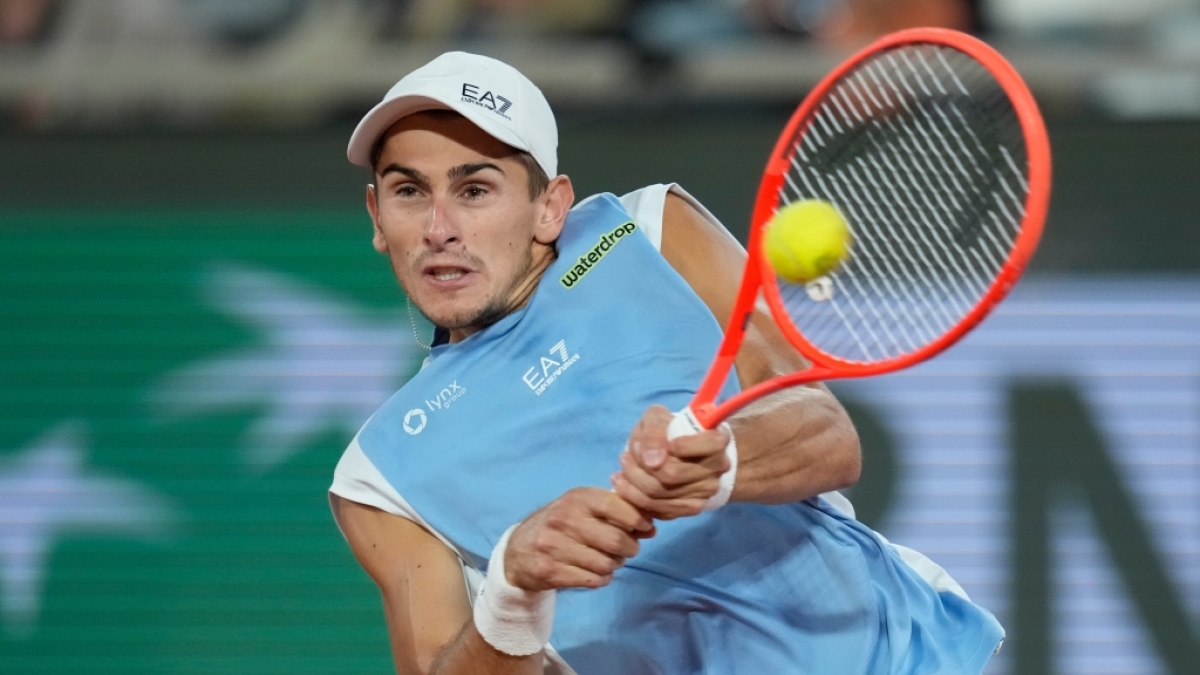 Tennis: Grand Slam/ATP-Tour - French Open, Berrettini (Italien) - Arnaldi (Italien), Matteo Arnaldi spielt eine R&uuml;ckhand, am 03.06.2026. (Symbolbild) (Foto)