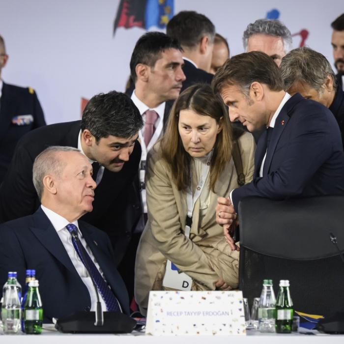 Unglaublich: Erdogan will Macrons Finger einfach nicht loslassen