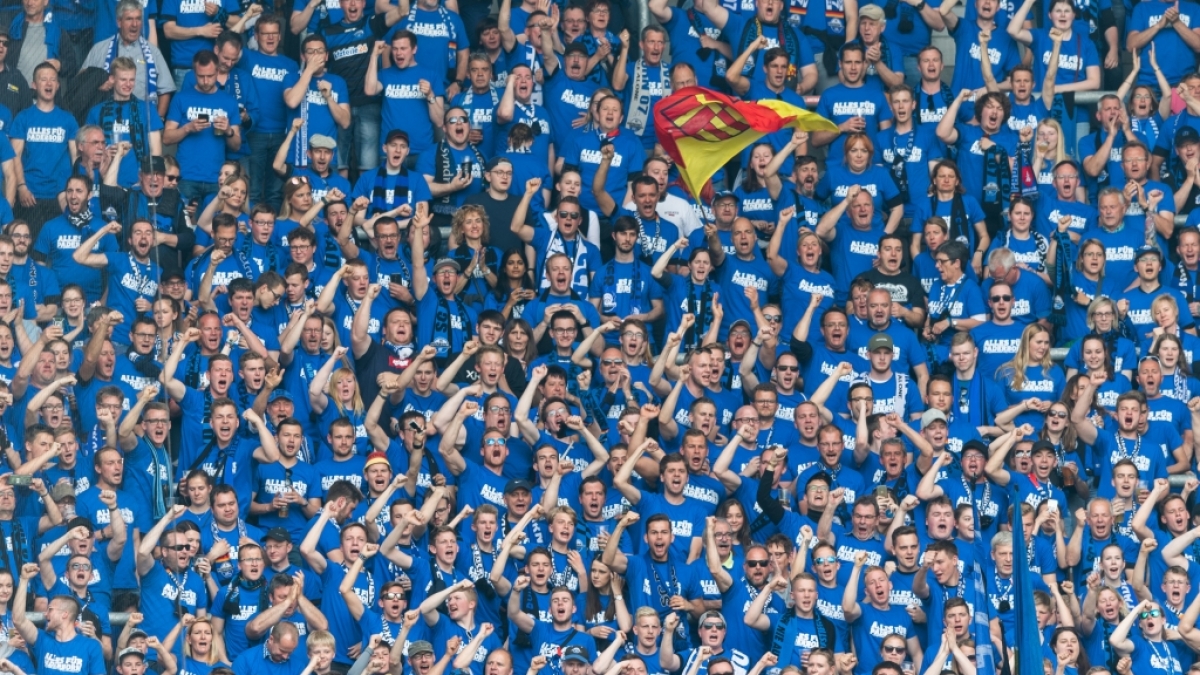 Mit blauen Shirts zeigen die Fans auf der Trib&uuml;ne ihre Unterst&uuml;tzung f&uuml;r den SC Paderborn. (Symbolbild) (Foto)