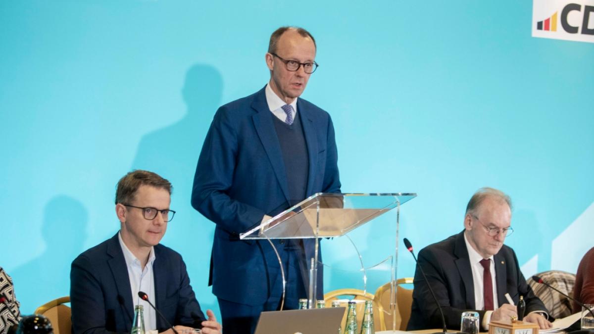 CDU-Generalsekret&auml;r Carsten Linnemann, Parteichef Friedrich Merz und Sachsen-Anhalts Ministerpr&auml;sident Reiner Haseloff (v.l.) bei der Klausurtagung in Heidelberg. Dort wurden Pl&auml;ne zur Anhebung des Arbeitslosengelds I beschlossen. (Foto)
