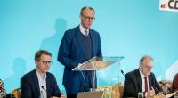 CDU-Generalsekretär Carsten Linnemann, Parteichef Friedrich Merz und Sachsen-Anhalts Ministerpräsident Reiner Haseloff (v.l.) bei der Klausurtagung in Heidelberg. Dort wurden Pläne zur Anhebung des Arbeitslosengelds I beschlossen.