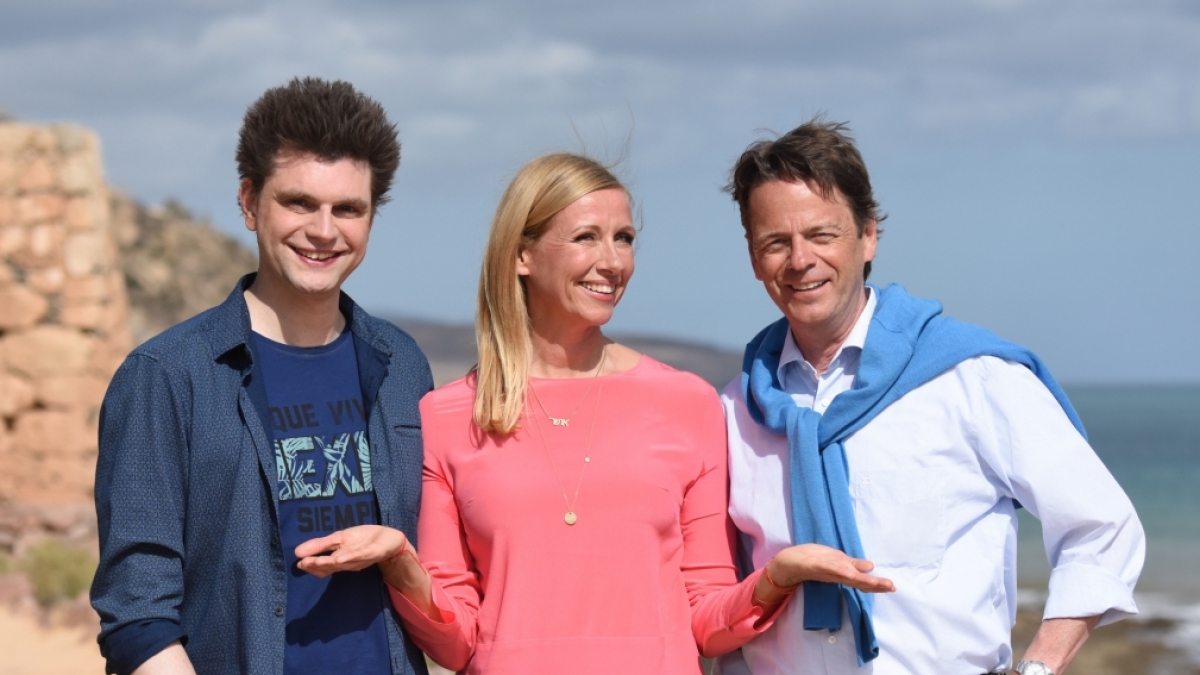 Andrea Kiewel freut sich mit ihren G&auml;sten Lutz van der Horst und Rudi Cerne auf den "ZDF Fernsehgarten on tour" von der Sonneninsel Fuerteventura. (Foto)