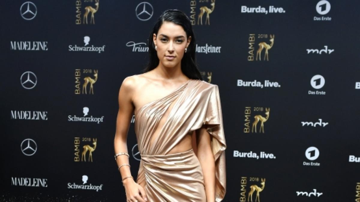 Im halb-durchsichtigen Dress raubt Rebecca Mir ihren Instagram-Followern den Atem. (Foto)