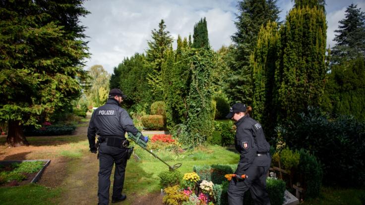 Zuvor hatten die Beamten einen Friedhof nach möglichen Spuren durchsucht.