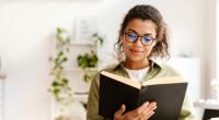 Es gibt zahlreiche feministische Bücher.