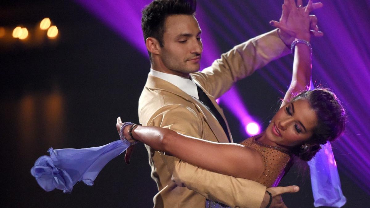 Sechs Staffeln lang tanzte Profit&auml;nzer Robert Beitsch - hier in seiner Deb&uuml;t-Staffel 2016 mit S&auml;ngerin Sarah Engels - bei "Let's Dance", jetzt hat der Berliner seinen Abschied verk&uuml;ndet. (Foto)