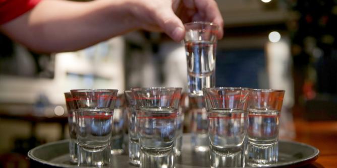 Hilft das Trinken von Alkohol gegen Covid-19?