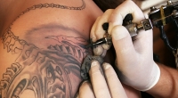 Ein Influencer ist bei einer Tattoo-Narkose gestorben.
