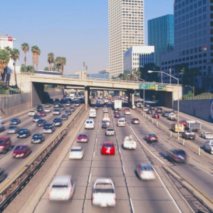 Aus fahrendem Auto gefallen! Mädchen (7) von mehreren Fahrzeugen überfahren