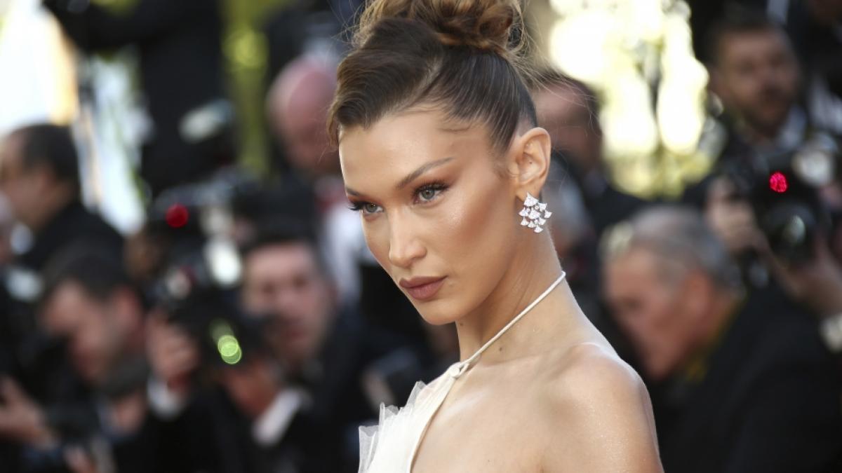 Bella Hadid zeigt sich als verf&uuml;hrerisches Kalendergirl. (Foto)