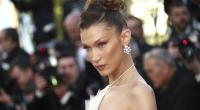 Bella Hadid zeigt sich als verführerisches Kalendergirl.