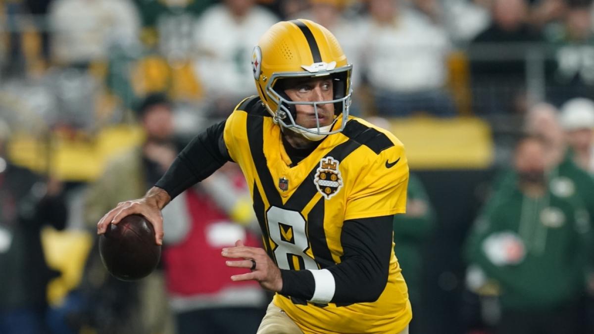 Aaron Rodgers von den Pittsburgh Steelers l&auml;uft den Ball, am 26.10.2025. (Symbolbild) (Foto)