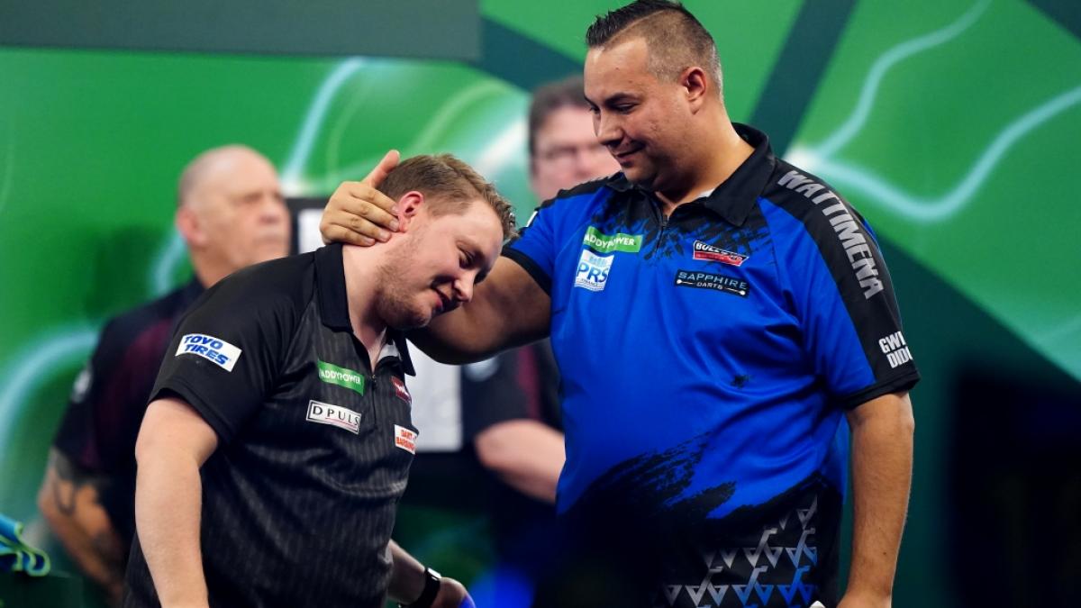 Martin "The Wall" Schindler (li.) steht nach seinem Sieg &uuml;ber Jermaine Wattimena (re.) in Runde 3 der Darts-WM 2024. (Foto)