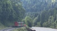 Ein Waggon eines Regionalzugs liegt in der Mur. Am letzten Schultag vor den Ferien ist in Österreich ein Zug mit Dutzenden Kindern und Jugendlichen an Bord entgleist und in einen Fluss gestürzt.