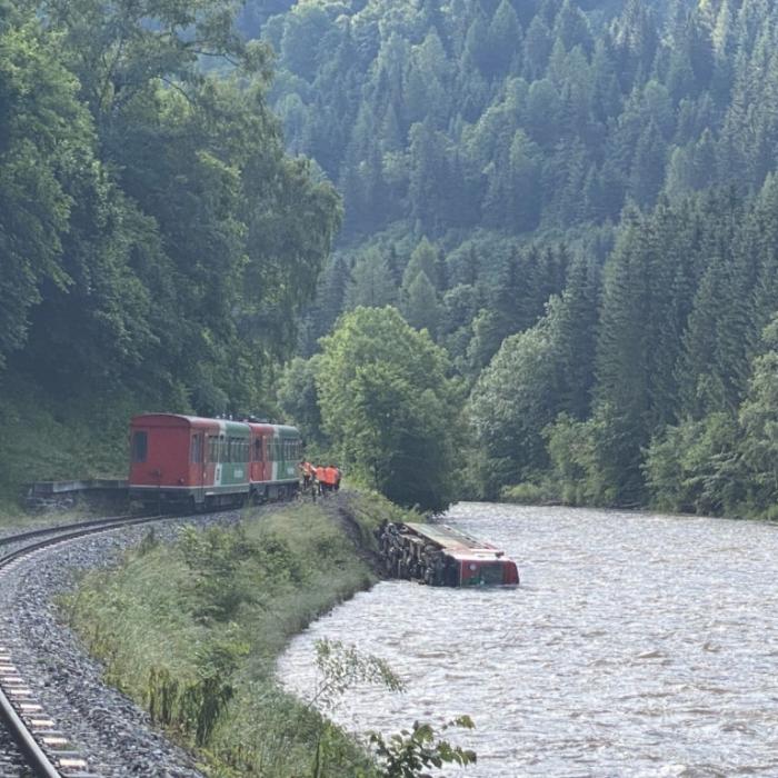 Murtalbahn entgleist, Waggon kracht in Fluss! 15 Verletzte