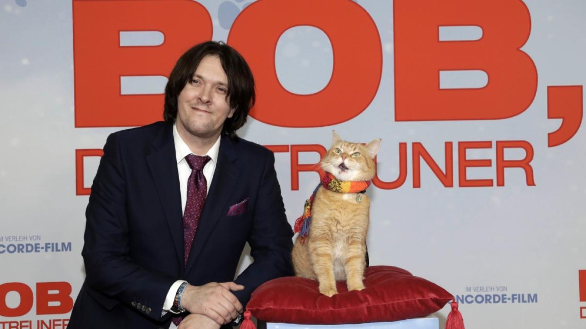 Bestseller-Autor James Bowen und Kater Bob bei der Filmpremiere von "Bob, der Streuner" Ende 2016 in Berlin. (Foto)