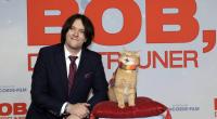 Bestseller-Autor James Bowen und Kater Bob bei der Filmpremiere von 