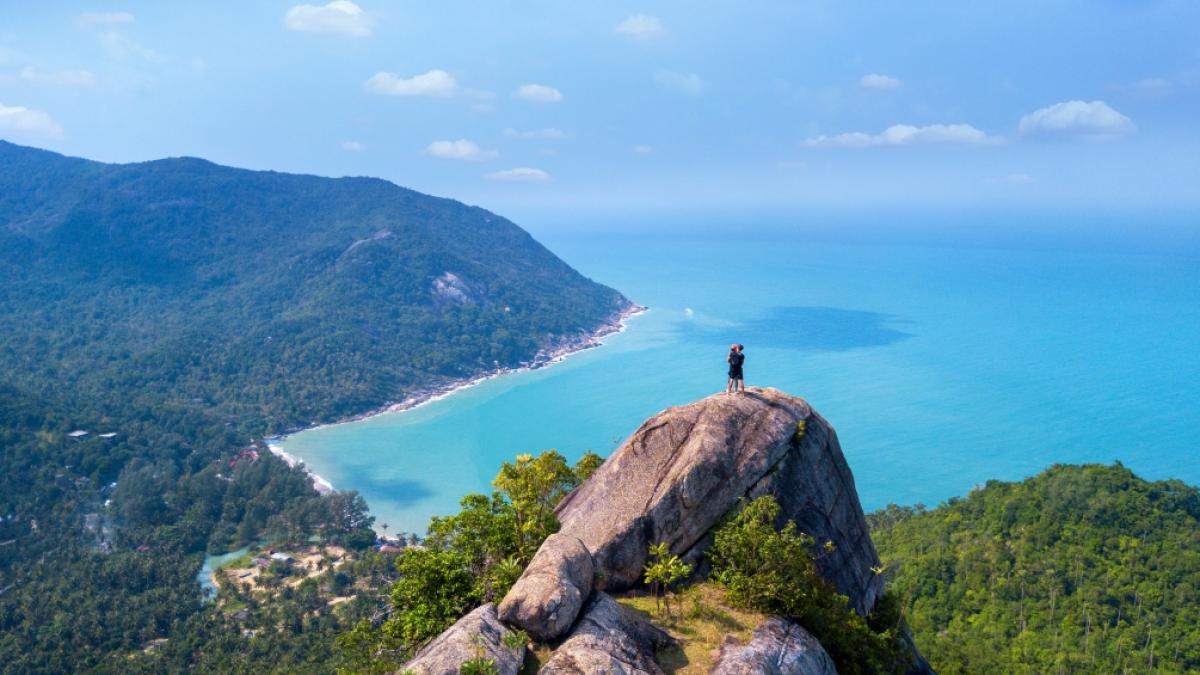 Mit beeindruckenden Kulissen wie dieser und traumhaften wei&szlig;en Str&auml;nden f&uuml;hlt man sich auf Koh Phangan in Thailand wie im Paradies. (Foto)