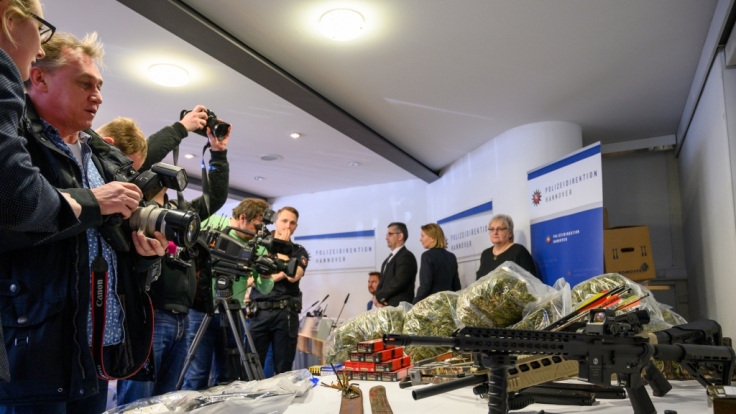Geldwäsche begünstigt den Handel mit Waffen und Drogen, wie Razzien immer wieder zeigen.
