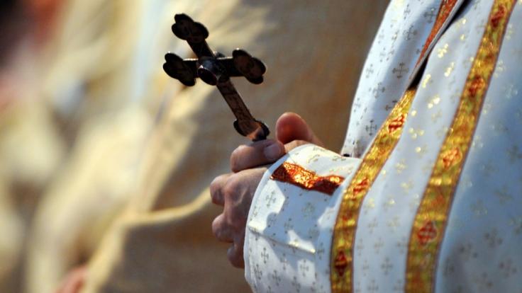 Ein Missbrauchsskandal um einen rückfällig gewordenen pädophilen Priester sorgt in Bayern für Wirbel (Symbolbild).