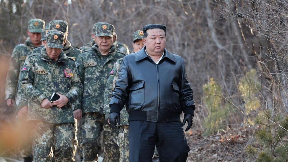 Kim Jong Un testete bei einer Milit&auml;rdemonstration in Nordkorea einen neuen Kampfpanzer. (Foto)