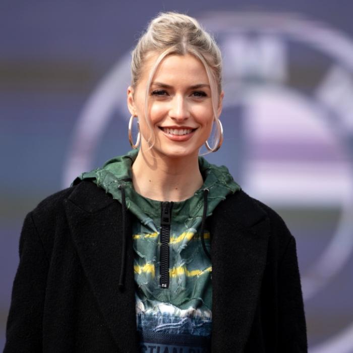 Im glitzernden Mini-BH zeigt das Topmodel beinahe zu viel
