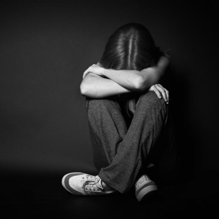Schlägermädchen traten immer wieder auf ihren Kopf ein