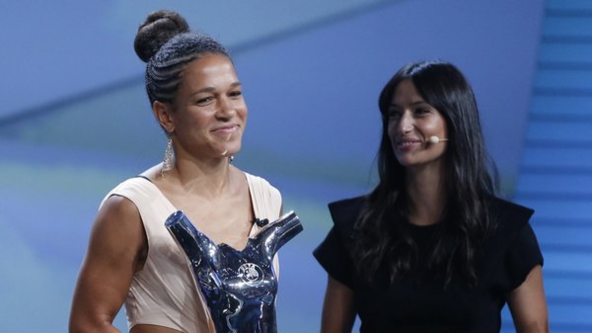 Celia Sasic mit ihrer Troph&auml;e. (Foto)