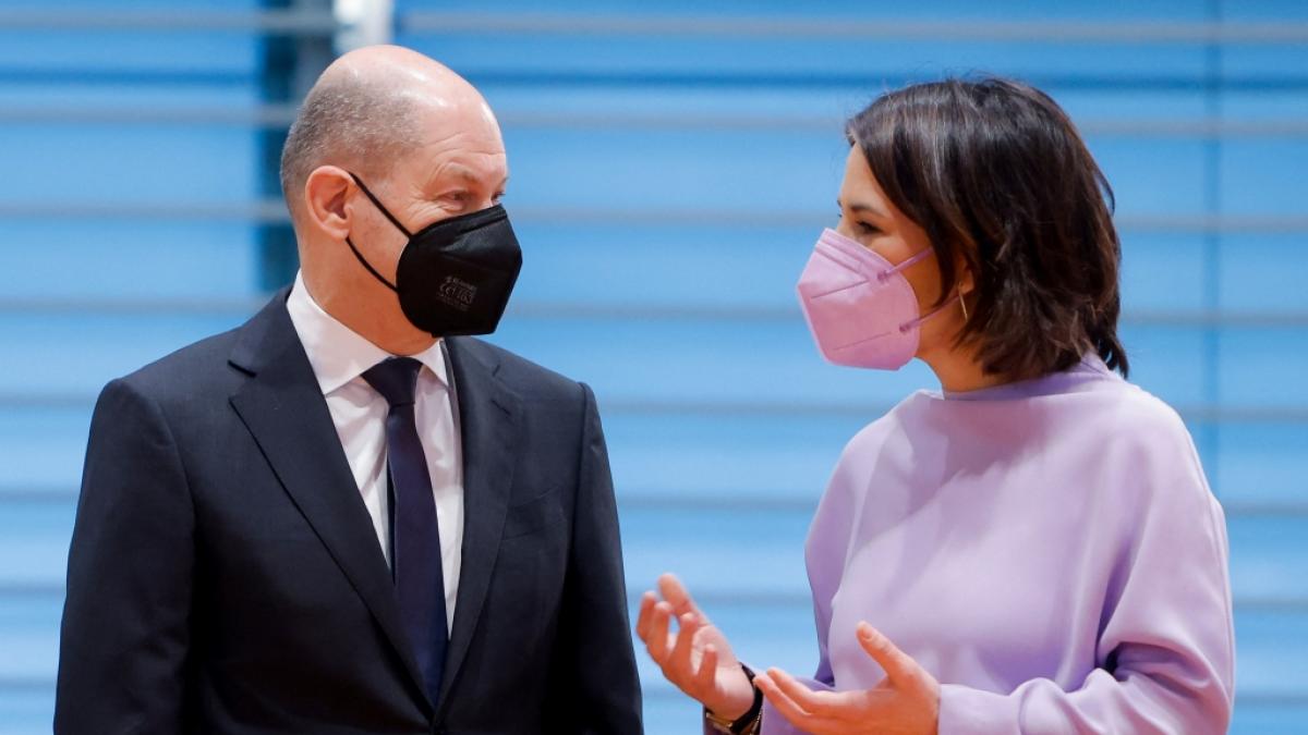 Olaf Scholz und Annalena Baerbock unterhalten sich vor einer Sitzung mit den f&uuml;r Sicherheitsfragen zust&auml;ndigen Bundesministern &uuml;ber die Ukraine-Krise im Bundeskanzleramt. (Foto)