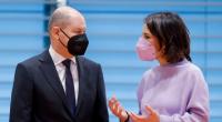 Olaf Scholz und Annalena Baerbock unterhalten sich vor einer Sitzung mit den für Sicherheitsfragen zuständigen Bundesministern über die Ukraine-Krise im Bundeskanzleramt.