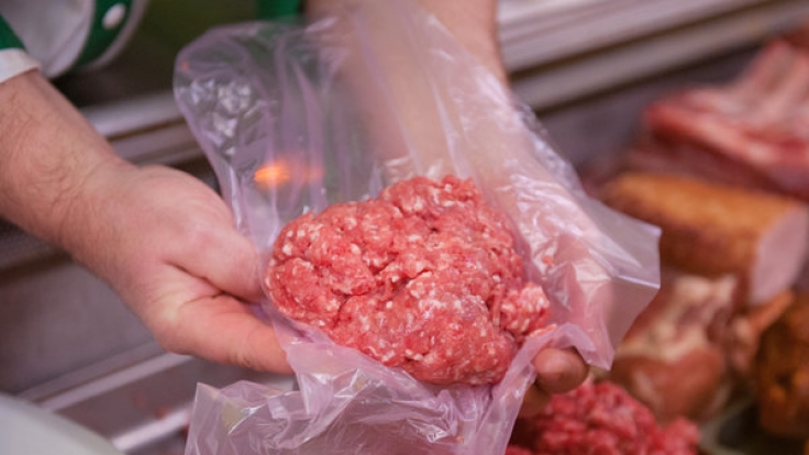 Die Großmetzgerei Sieber ruft aktuell sämtliche Wurst- und Fleischprodukte wegen eines möglichen Listerienbefalls zurück.