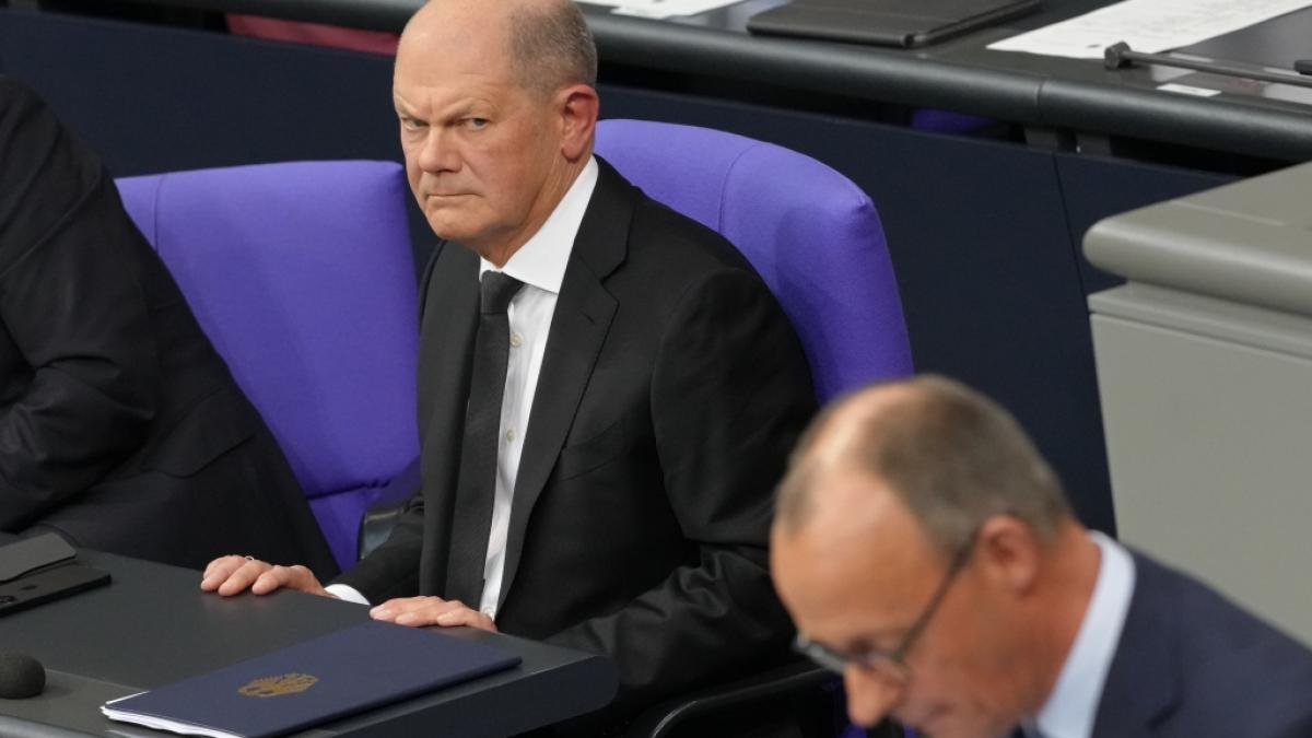 Eine neue Umfrage zur Bundestagswahl sieht auch Verluste f&uuml;r Olaf Scholz (links). (Foto)