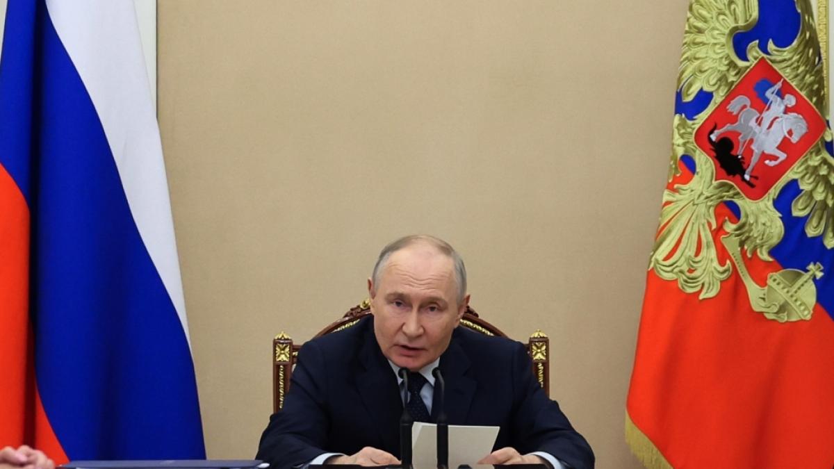 Bei einer Sitzung zu wirtschaftlichen Fragen im Kreml sprach Wladimir Putin ungewohnt offen Probleme an. (Foto)