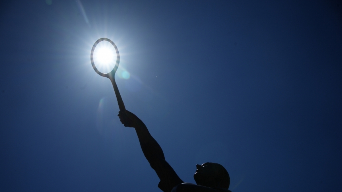 Die Sonne scheint &uuml;ber der Statue der franz&ouml;sischen Tennislegende Jean Borotra w&auml;hrend des French Open Tennisturniers, vom 27.05.2026. (Symbolbild) (Foto)