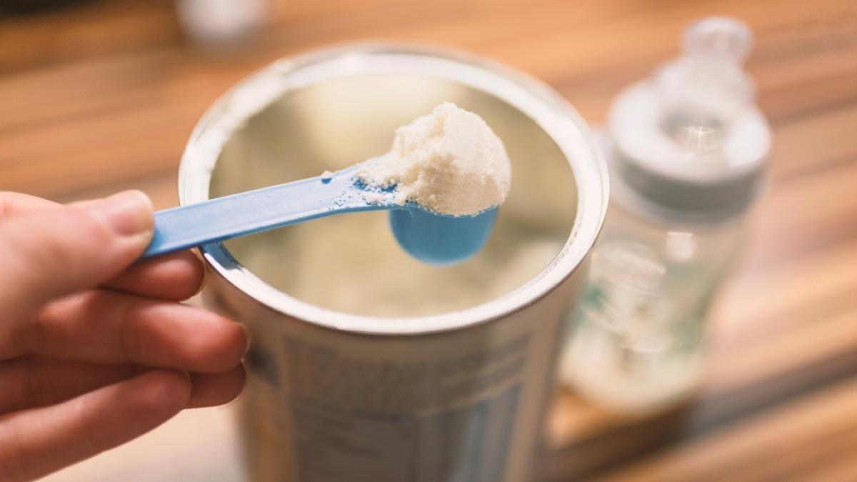 Mehrere Hersteller sind von einem gro&szlig;en Babymilch-R&uuml;ckruf betroffen. Es wurden giftige Inhaltsstoffe entdeckt.&nbsp; (Foto)
