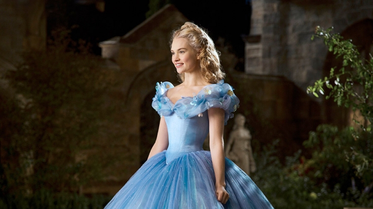 Ella (Lily James) kann ihr Glück kaum fassen, als ihr die gute Fee nach dem wunderschönen Kleid auch noch eine Kutsche herbeizaubert, die sie zu dem Ball bringen wird.