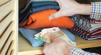 Wer sich um seine Finanzen im Kriegsfall sorgt, sollte für den Notfall immer etwas Geld daheim verstecken.