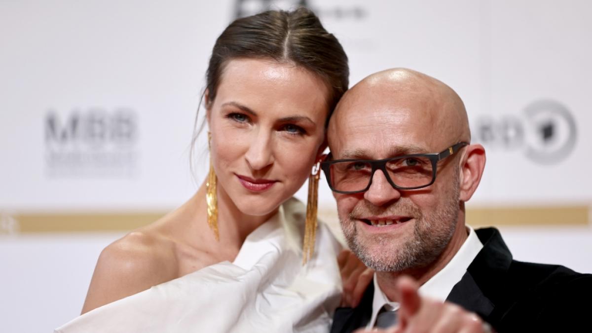 J&uuml;rgen Vogel mit seiner Verlobten Natalia Belitski. (Foto)
