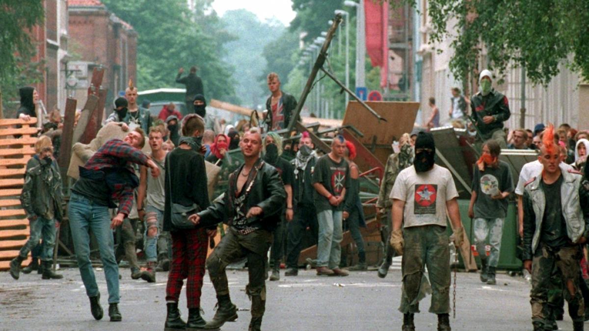 Bei den Chaostagen 1995 kam es zu heftigen Stra&szlig;enschlachten zwischen Punks und er Polizei. (Foto)