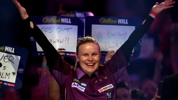 Anastasia Dobromyslova aus Russland spielte in der Darts-WM gegen Ryan Joyce und musste sich 3:0 geschlagen geben.