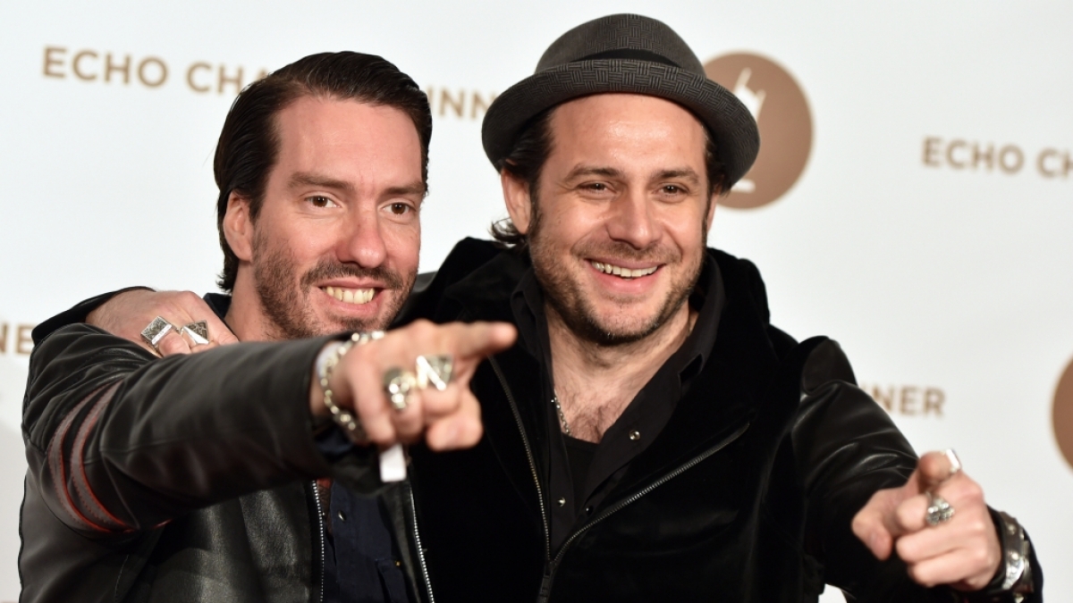 Alec V&ouml;lkel (l) und Sascha Vollmer von The BossHoss im M&auml;rz 2014 in Berlin beim Echo Charity Dinner. (Foto)