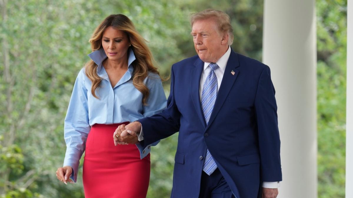 Hand in Hand schlenderten Melania Trump und der US-Pr&auml;sident Donald Trump zu einer Veranstaltung im Rosengarten des Wei&szlig;en Hauses. (Foto)