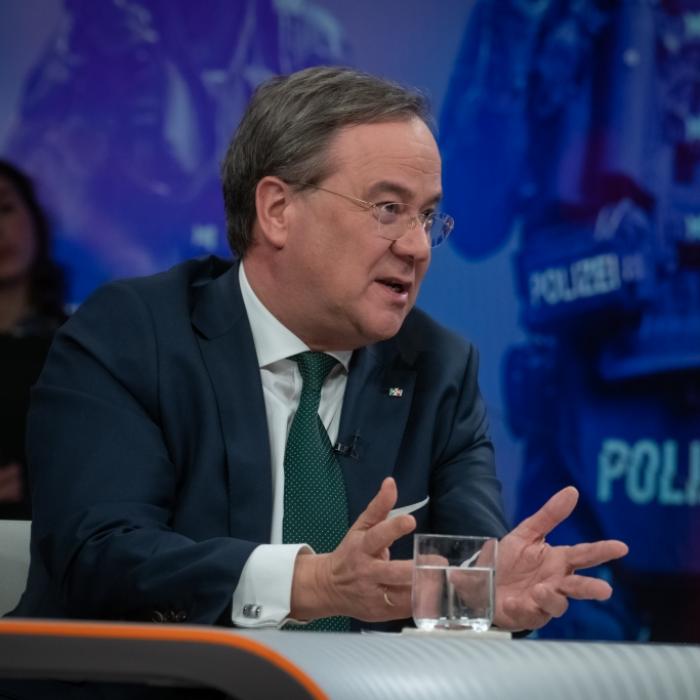 Armin Laschet geht AfD-Chef Chrupalla an - das Netz flippt aus