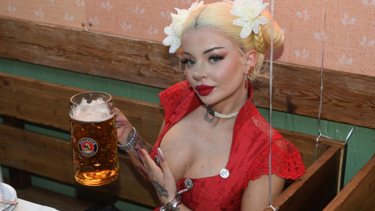 Katja Krasavice lie&szlig; sich die Ma&szlig; auf der Wiesn schmecken. (Foto)